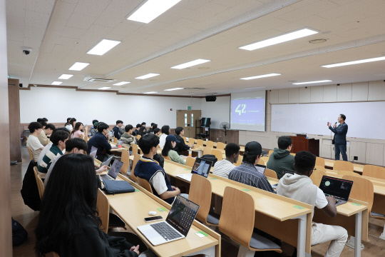 경산이노베이션아카데미가 22일 한동대에서 '42경산모집설명회'를 개최하고 있다. 경산이노베이션아카데미 제공